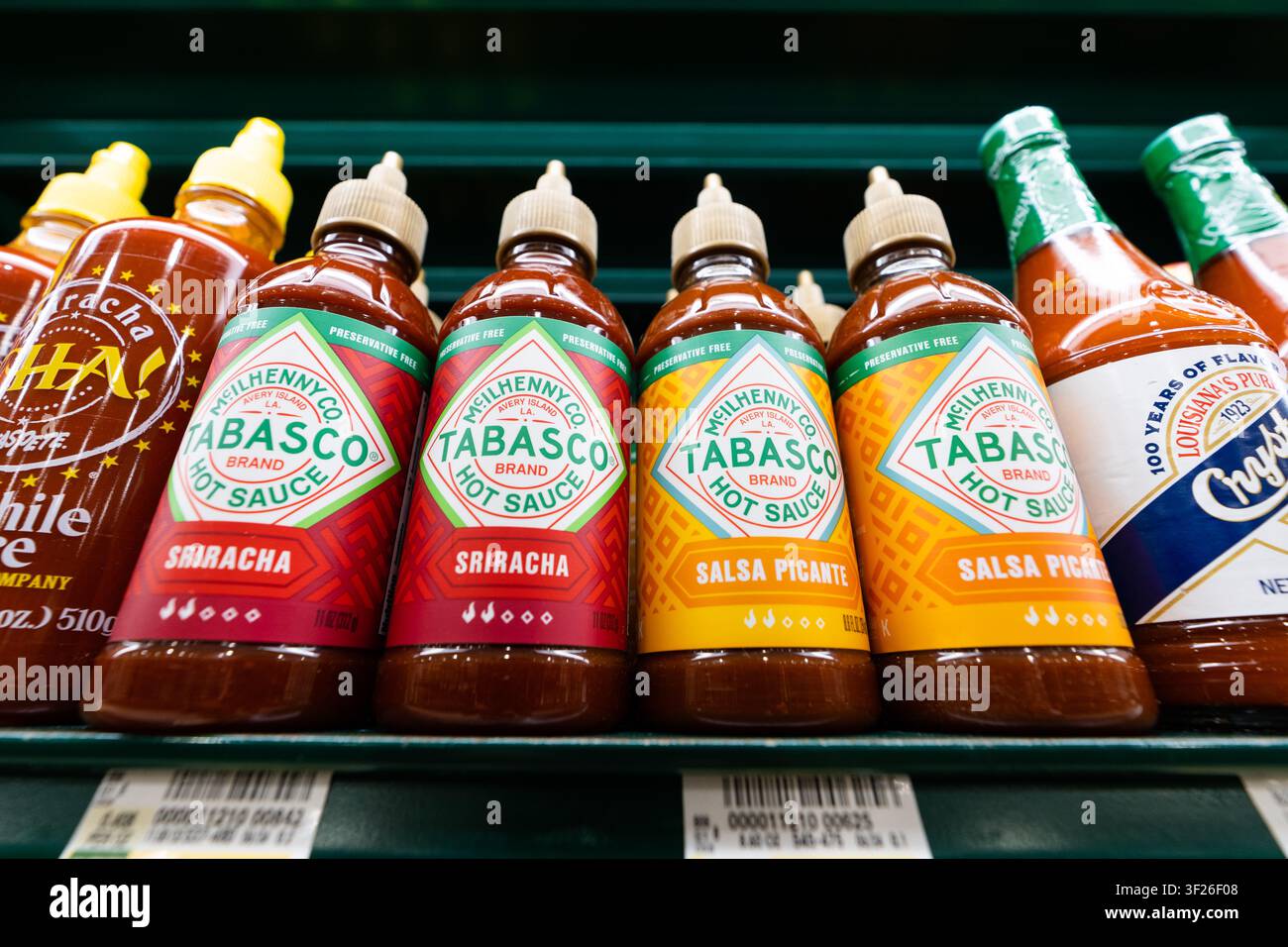Tabasco Sriracha Hot Chili Sauce Flasche auf einem Supermarktregal mit scharfer Knoblauchpfeffersauce Stockfoto
