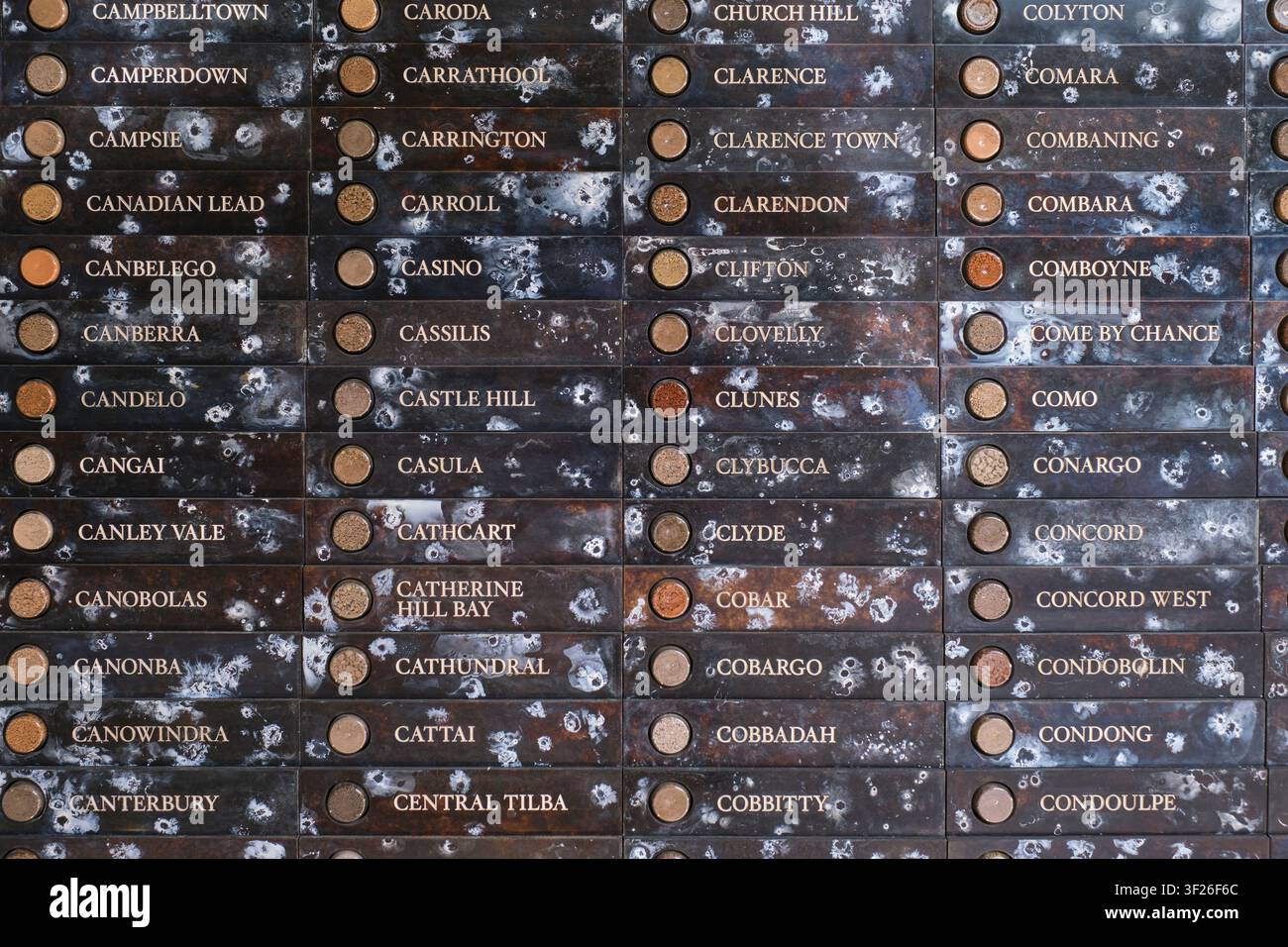 U-Bahn-Denkmal aus schwarzem Granit mit Erde aus jeder Soldatenstadt der Streitkräfte. Am ANZAC-Kriegsdenkmal in Sydney, NSW, Australien. Stockfoto