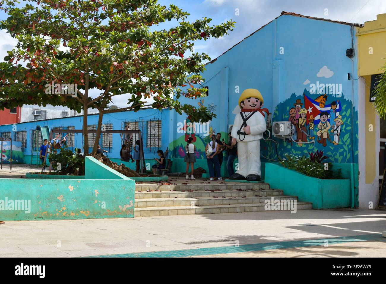 Hier haben Sie den prägnanten Titel und die 50 Schlüsselwörter auf Englisch, durch Kommas getrennt, für dieses Bild: Titel Kinderpark in der Nähe von Independenci Stockfoto