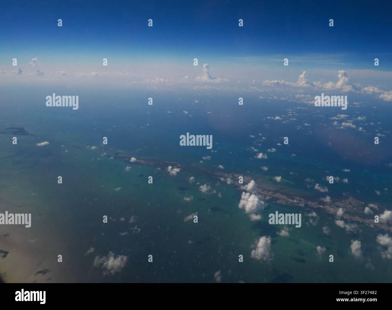 Subtropischer Archipel: Hochgebirgs-Luftaufnahme der Florida Keys und der Overseas Highway aus dem Flugzeugfenster Stockfoto