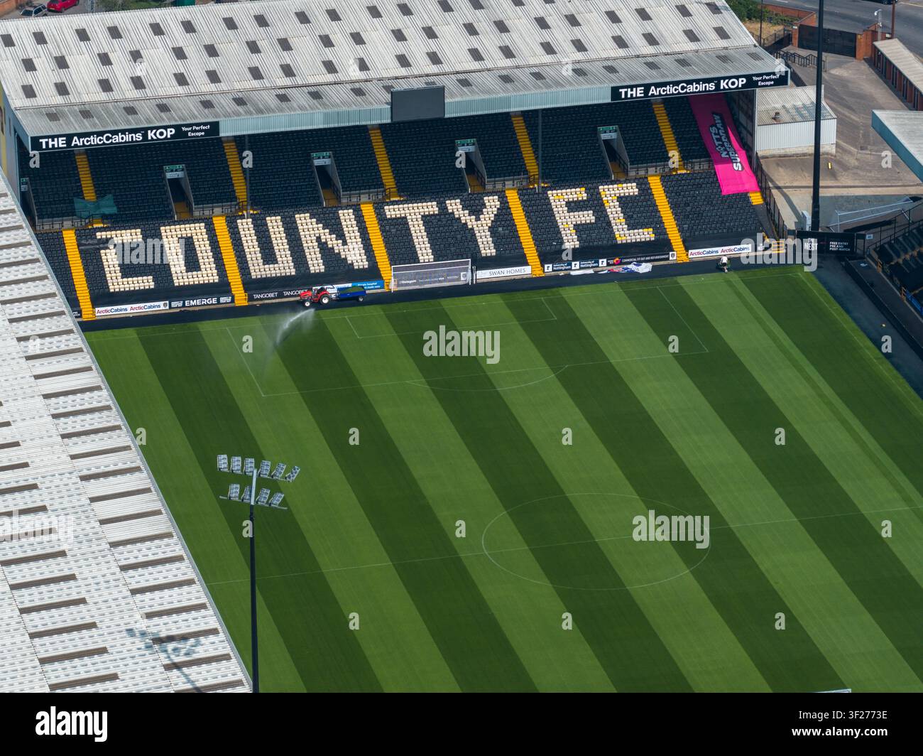 Nottingham England, 16. Juli 2026: Luftbild der County FC-Tribüne im Meadow Lane, dem Heimstadion des Notts County Football Club in Nottingham England, zeigt Stockfoto