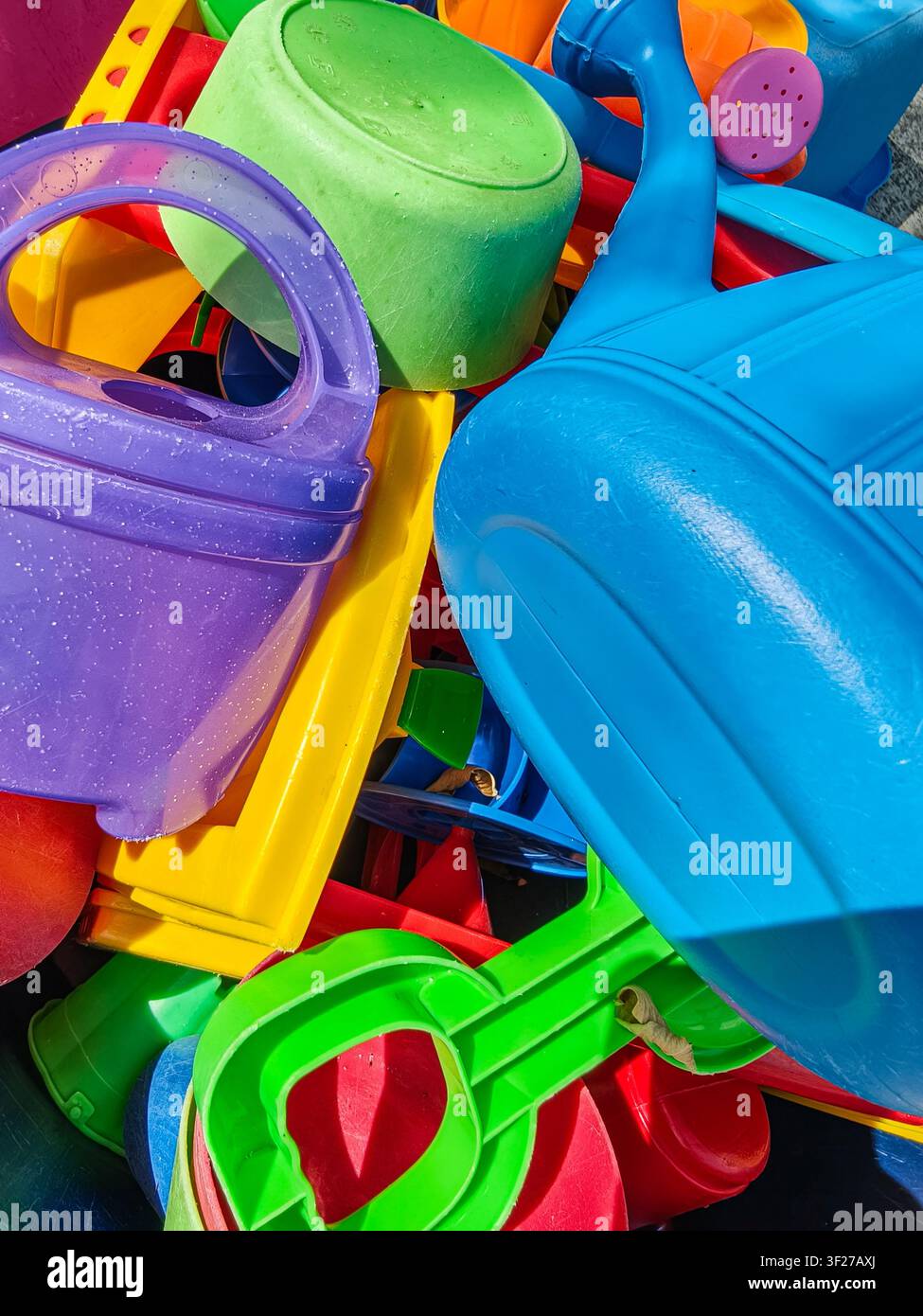 Bunte Wasserspielzeuge für Vorschul-Außenplay Stockfoto