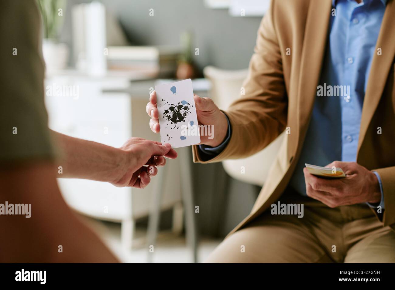 Mann in einem Militärkrankenhaus, der eine psychologische Untersuchung durchläuft Stockfoto