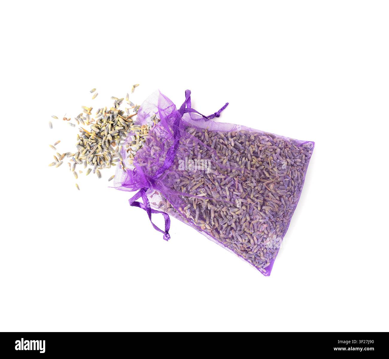 Trockene Lavendelblüten im Beutel isoliert, verstreute Lavandula-Parfümknospen, Blütenblätter, Duft von Fliederblüten, violettes Gewürzsäckchen, kleine getrocknete lila Blüten Stockfoto