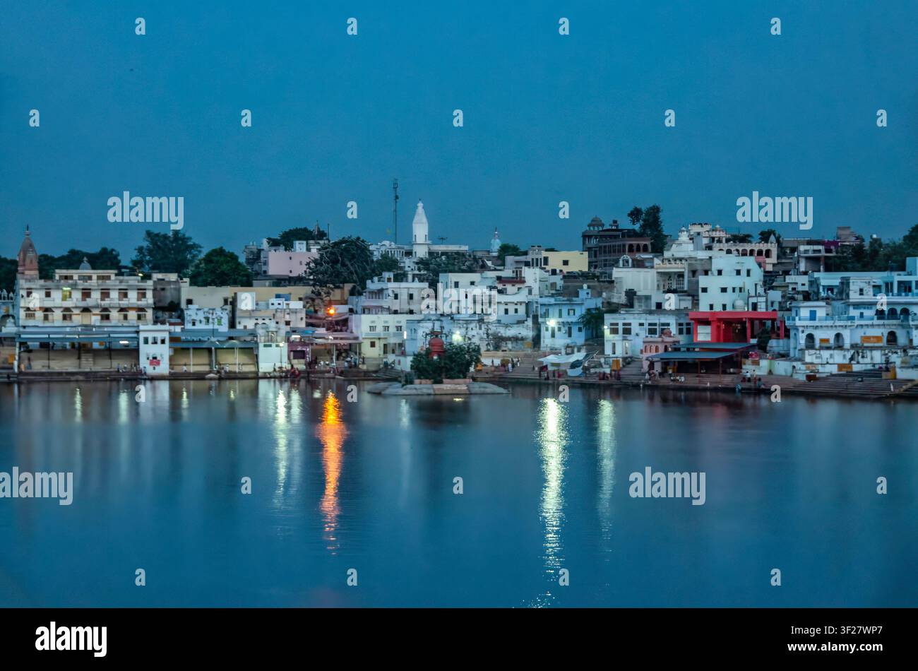Morgenrituale im See der heiligen Stadt Pushkar, Rajasthan, Indien. September 2015 Stockfoto