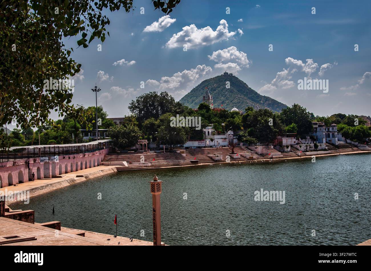 Morgenrituale im See der heiligen Stadt Pushkar, Rajasthan, Indien. September 2015 Stockfoto