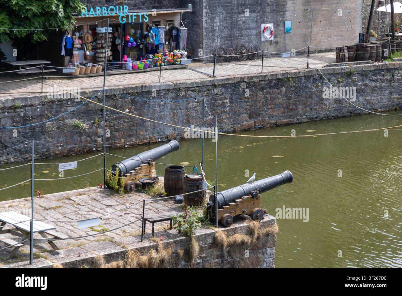 Cornwall 2026 Charlestown, England - 16.7.2026: Kanonen im Hafen von Charlestown. England Stockfoto