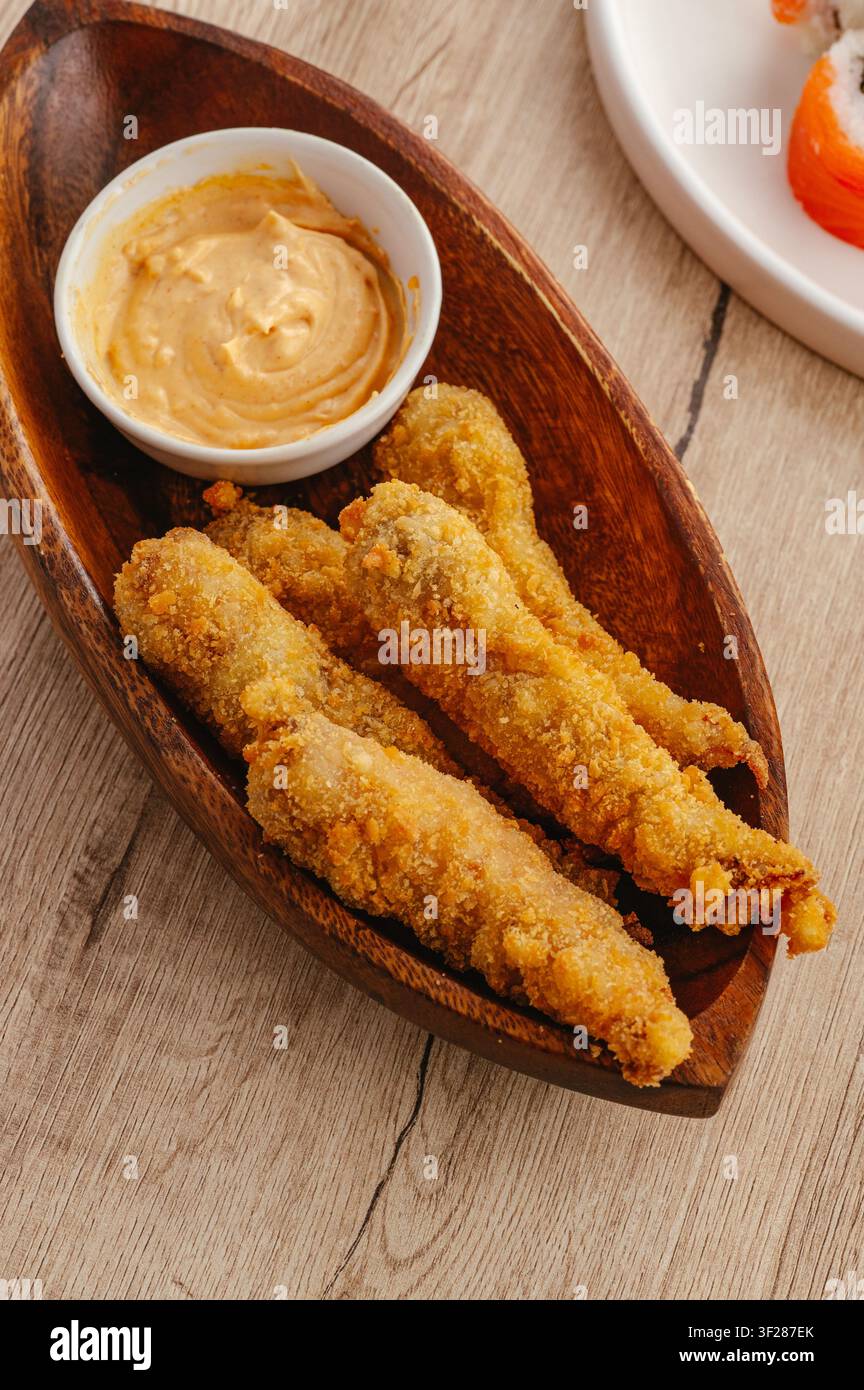 Knusprige panierte Fischfilets mit cremiger Soße Stockfoto