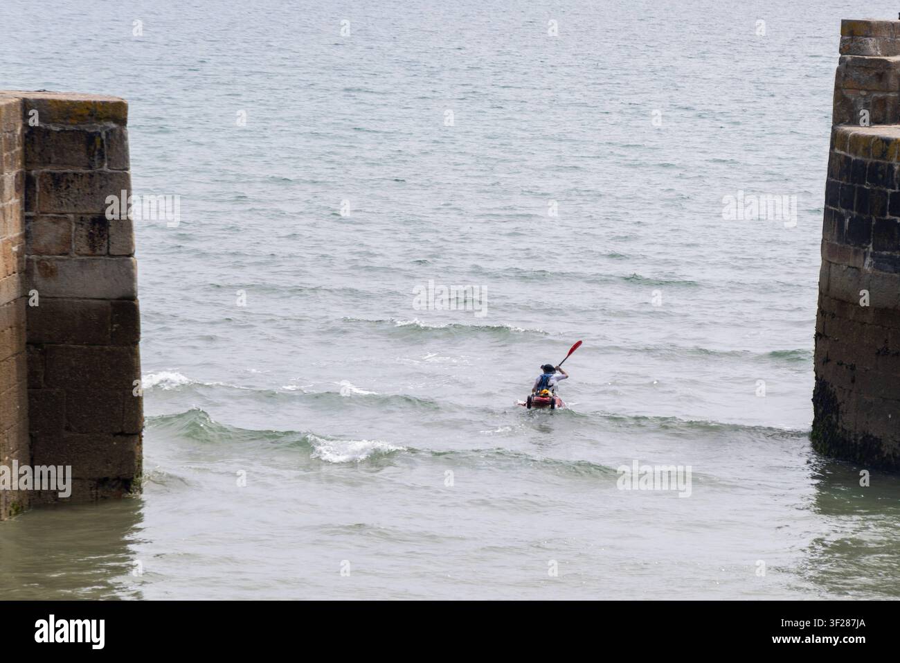 Cornwall 2026 Charlestown, England - 16.7.2026: SUP Stand Up Paddle Boards im Hafen von Charlestown, England Stockfoto