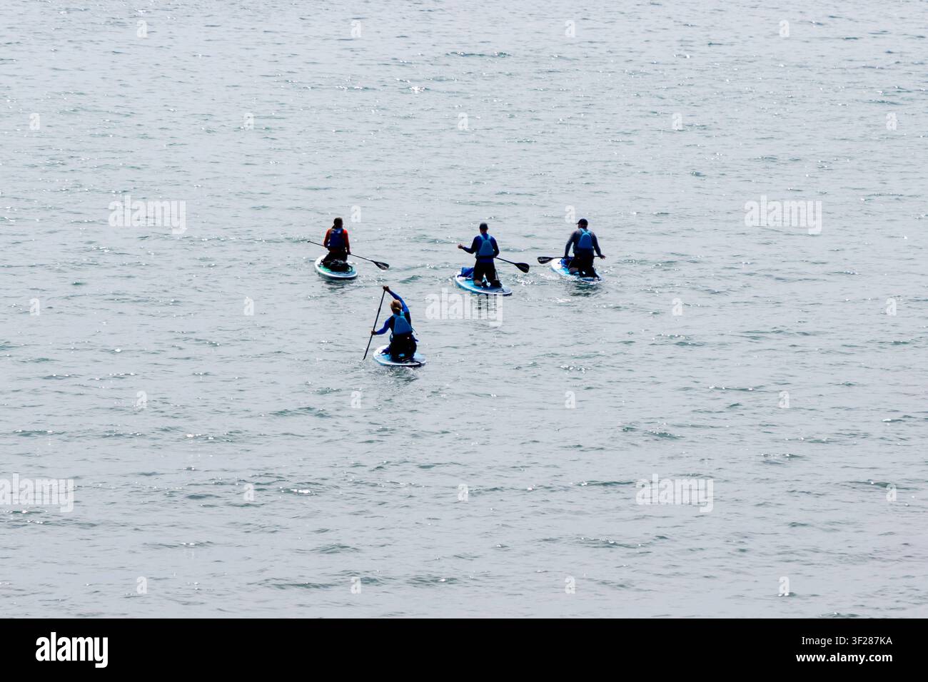Cornwall 2026 Charlestown, England - 16.7.2026: SUP Stand Up Paddle Boards im Hafen von Charlestown, England Stockfoto
