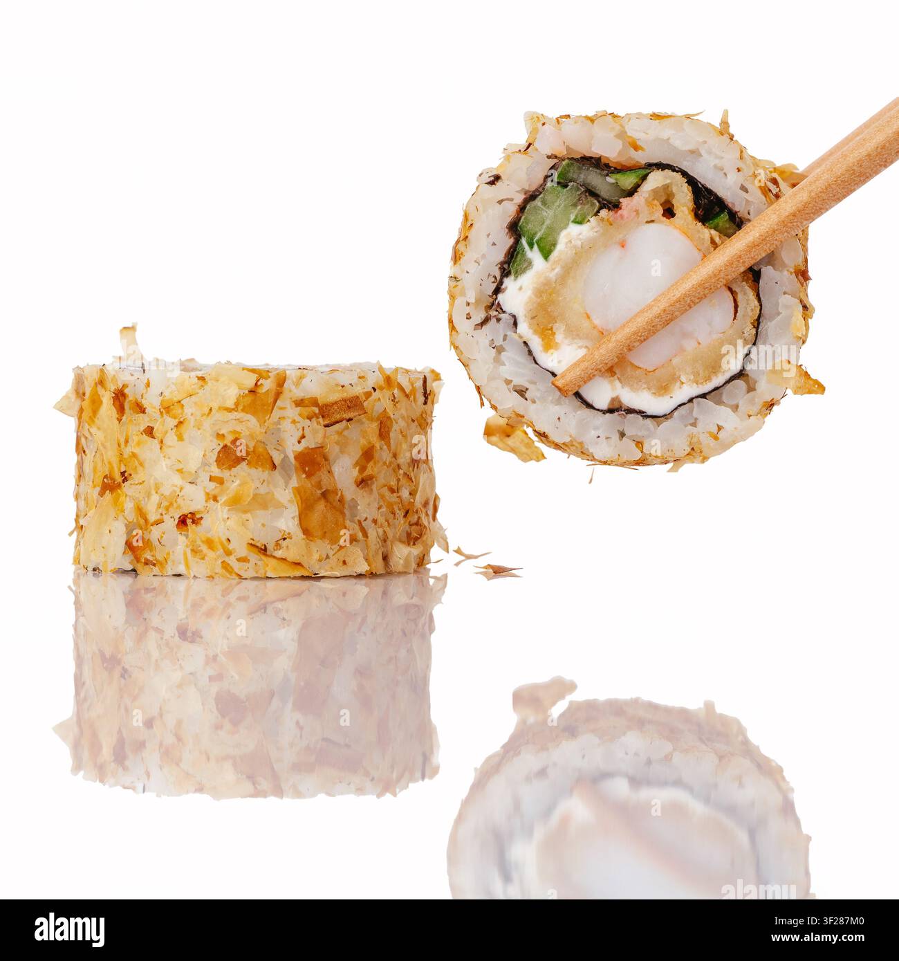 Essstäbchen nehmen eine frische Tempura-Sushi-Rolle auf Stockfoto