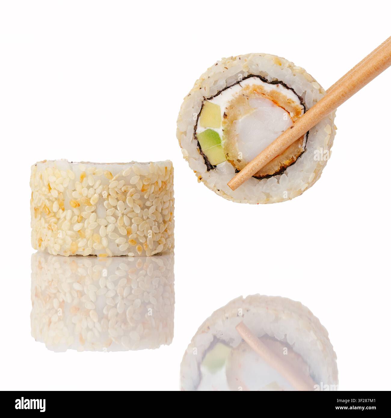 Essstäbchen halten eine Tempura-Garnelen-Sushi-Rolle Stockfoto