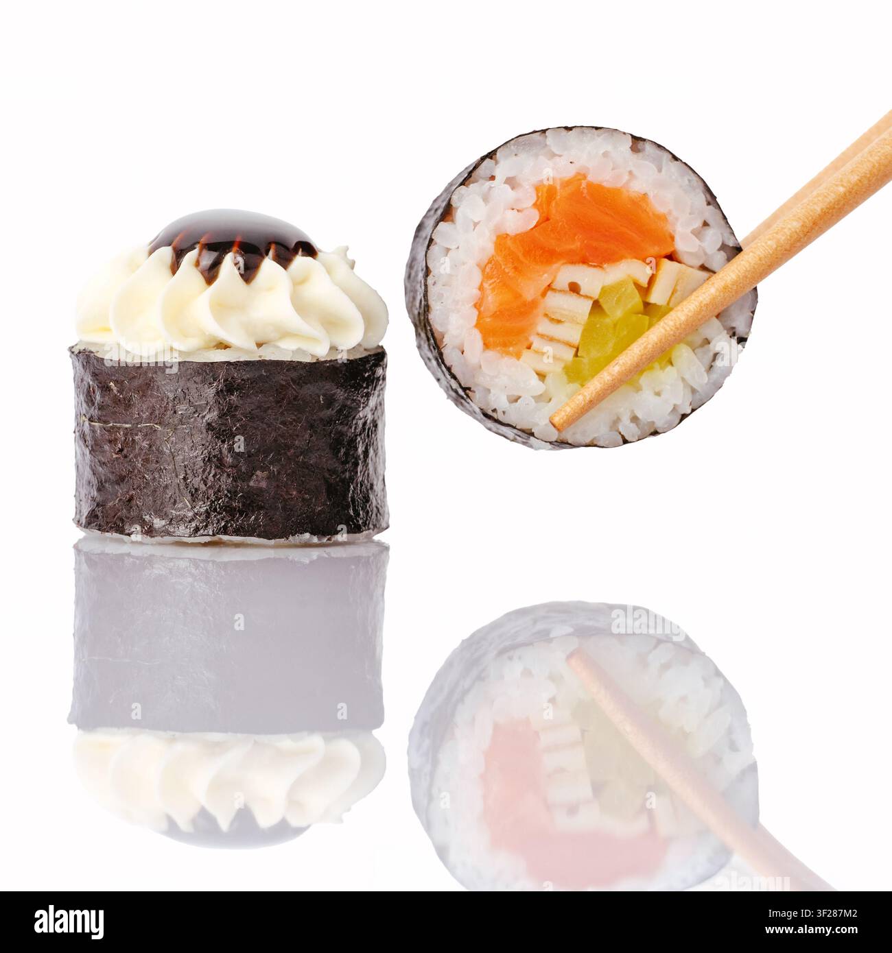 Verschiedene japanische Maki-Sushi-Rollen mit Stäbchen Stockfoto