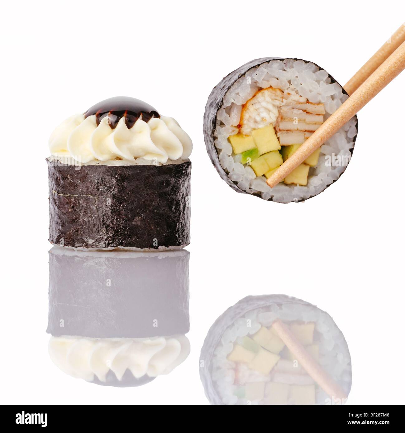 Verschiedene japanische Maki-Sushi-Rollen auf weißem Hintergrund Stockfoto