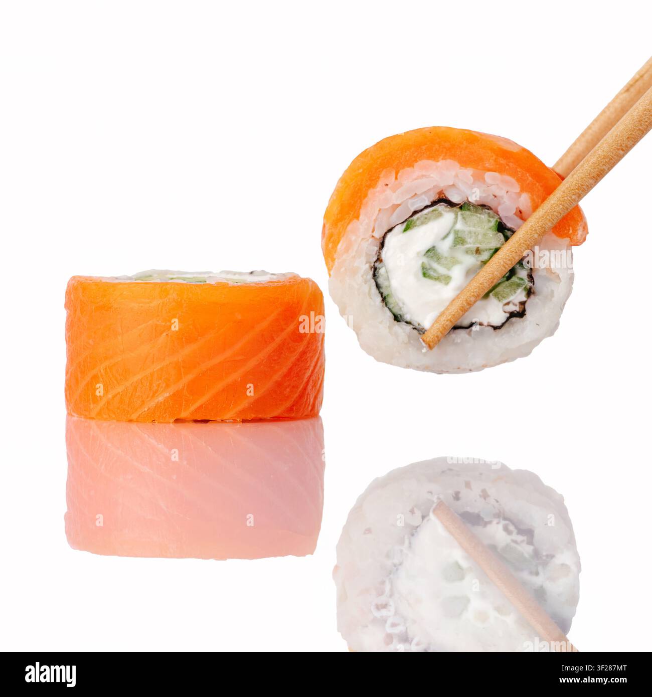 Essstäbchen halten eine Lachs- und Frischkäserolle Stockfoto