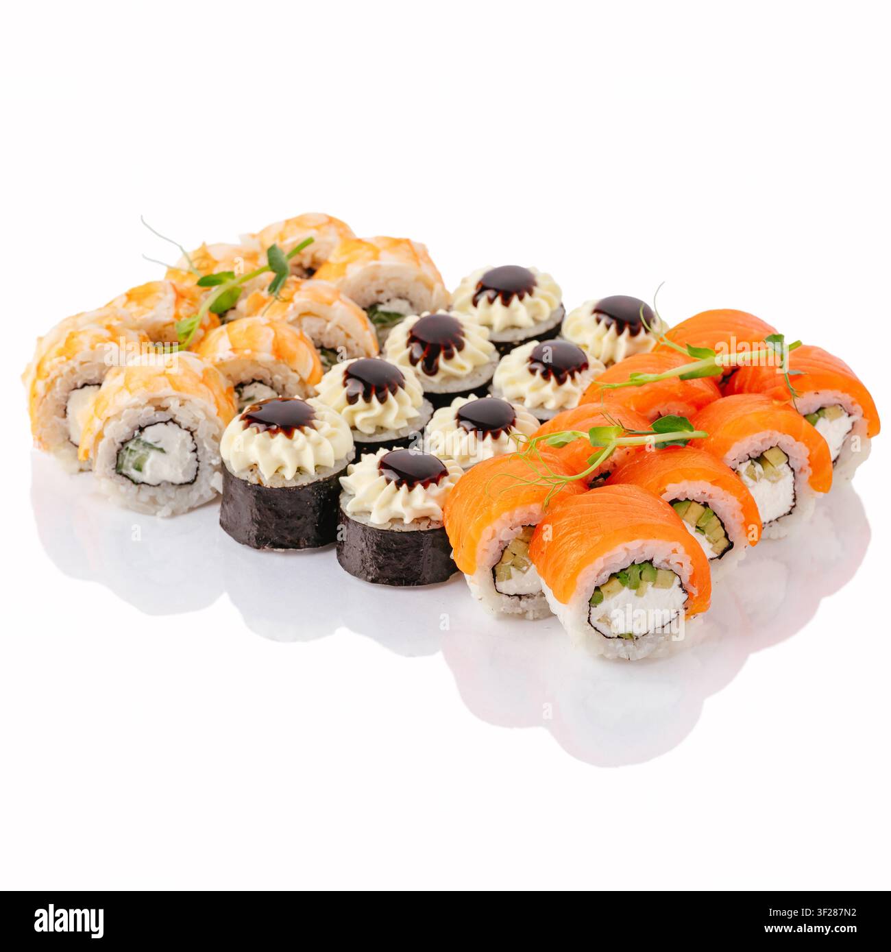 Sortiment an frischen Sushi-Rollen mit Lachs und Garnelen Stockfoto