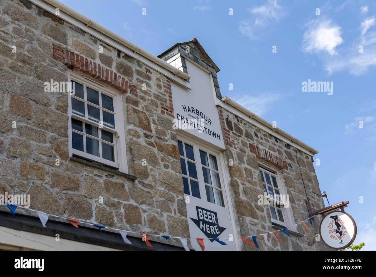 Cornwall 2026 Charlestown, England - 16.7.2026: Haus mit Cornish Granite im Hafen von Charlestown. England Stockfoto