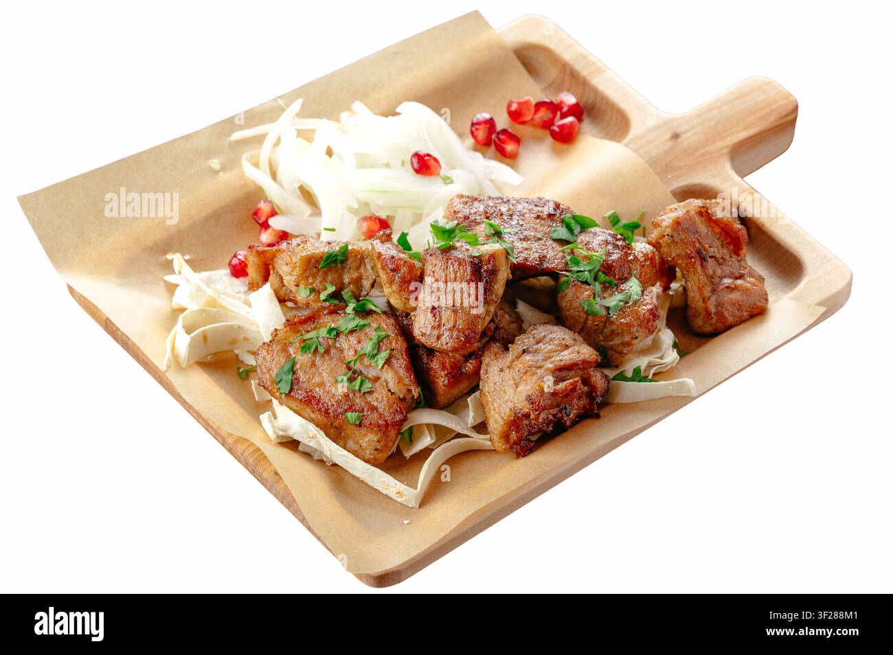 Saftiges gegrilltes Fleisch mit Zwiebeln und Granatapfel Stockfoto
