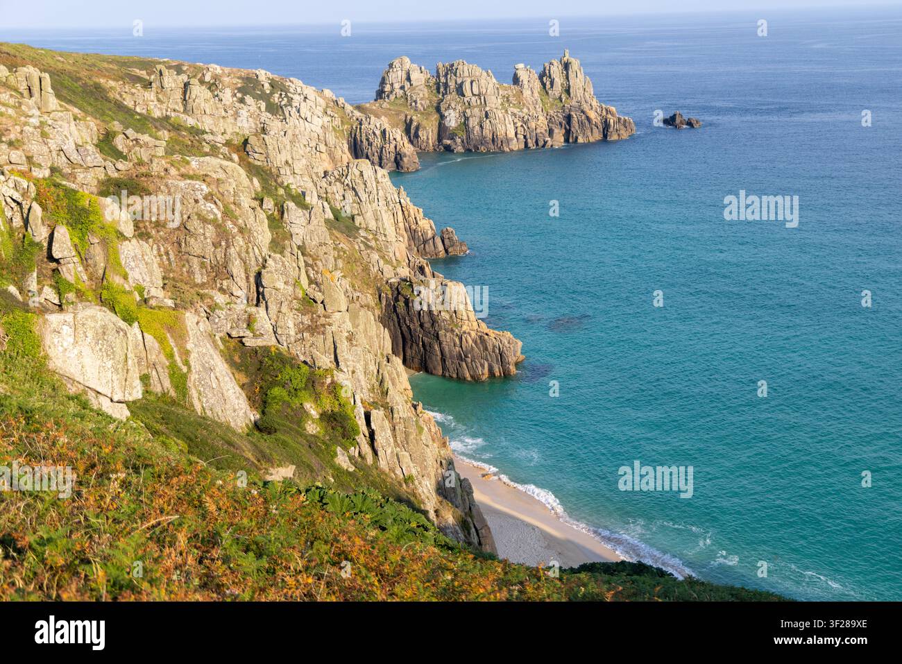 Cornwall 2026 Treen, St Levan, England – 16.7.2026: Treen-Klippen in Cornwall mit Strandbucht. England Stockfoto