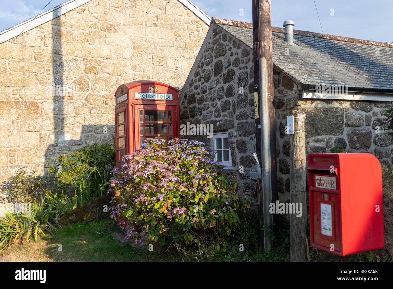 Cornwall 2026 Treen, St Levan, England - 16.7.2026: Eine historische Telefonzelle wurde mit einem Defibrillator ausgestattet. England Stockfoto