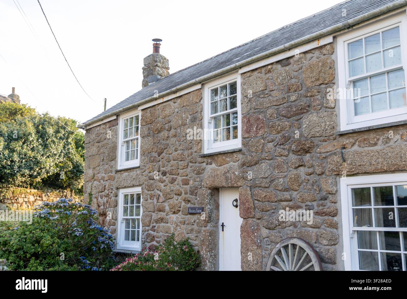 Cornwall 2026 Treen, St Levan, England- 16.7.2026: Haus, gebaut aus Cornish Granite Cornischer Granit. England Stockfoto