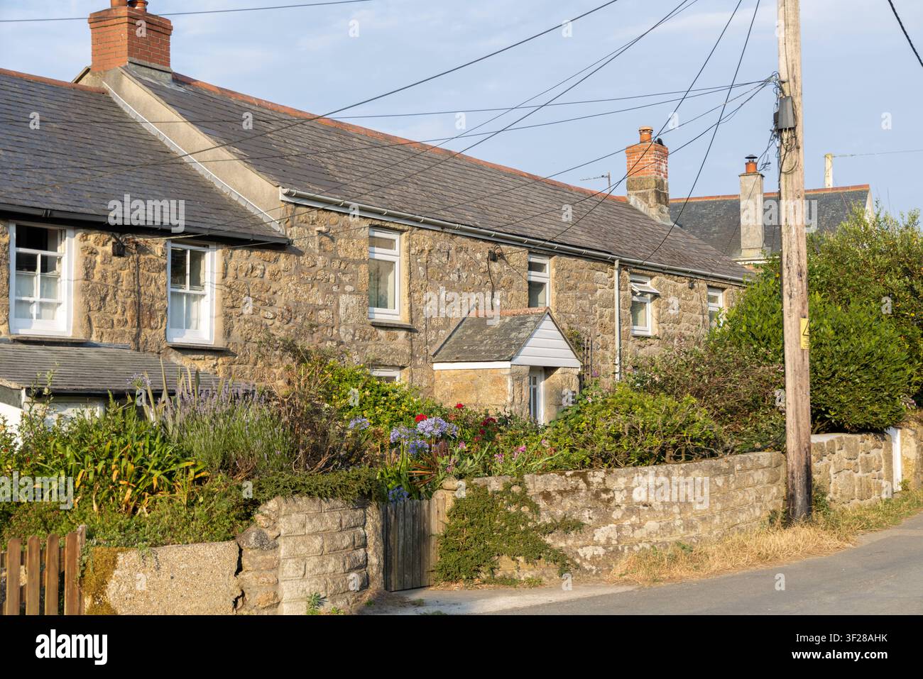 Cornwall 2026 Treen, St Levan, England- 16.7.2026: Haus, gebaut aus Cornish Granite Cornischer Granit. England Stockfoto