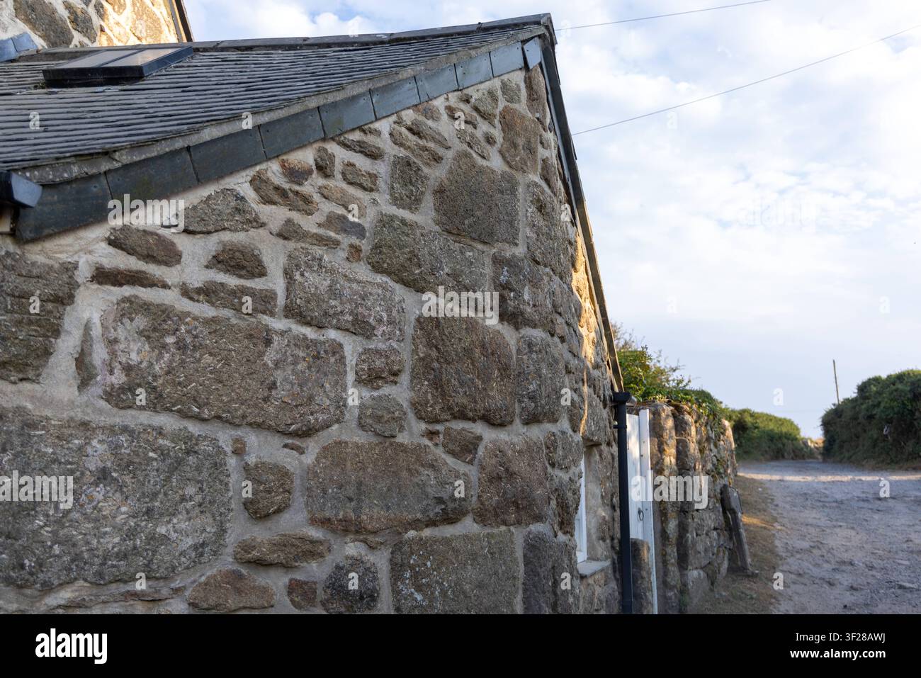 Cornwall 2026 Treen, St Levan, England- 16.7.2026: Haus, gebaut aus Cornish Granite Cornischer Granit. England Stockfoto