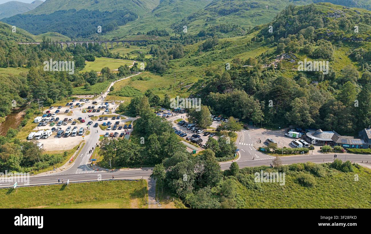 Glenfinnan Lochaber Schottland die Viadukt A830 Straßenparkplätze und Touristen an einem sonnigen Sommertag Stockfoto