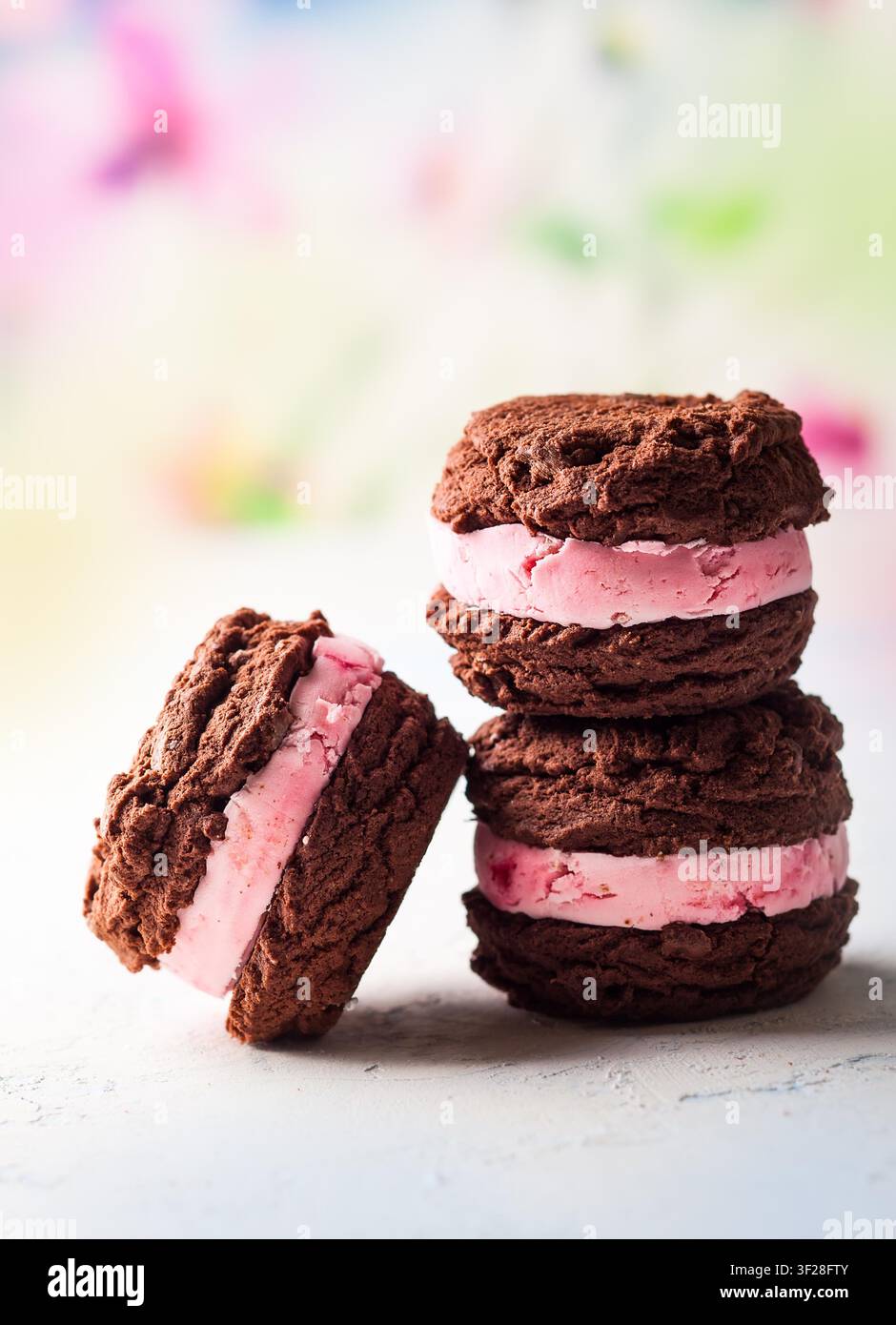 Hausgemachte Eiskekse, Sandwiches mit Himbeeren und Schokolade Stockfoto
