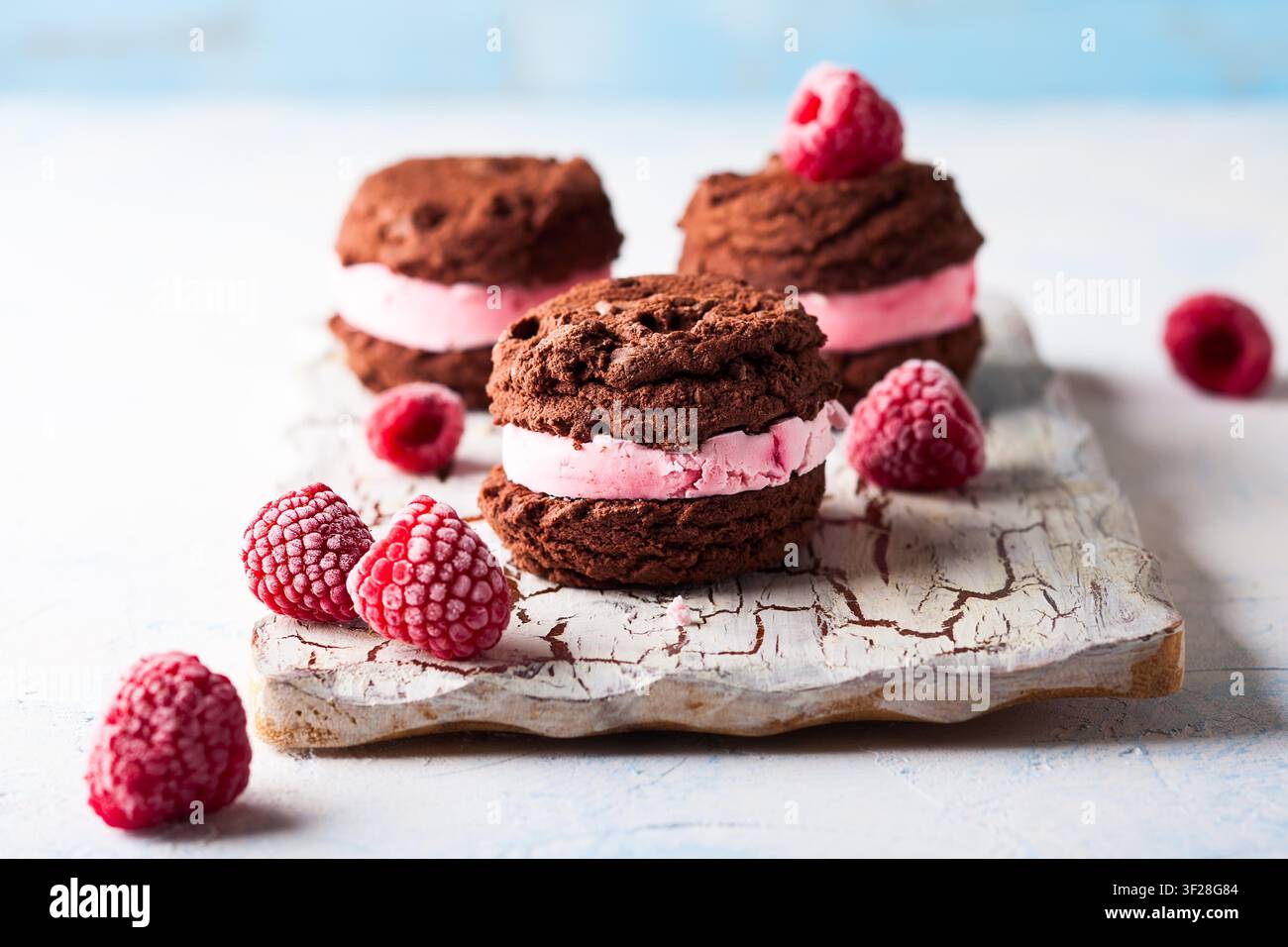 Hausgemachte Eiskekse, Sandwiches mit Himbeeren und Schokolade Stockfoto
