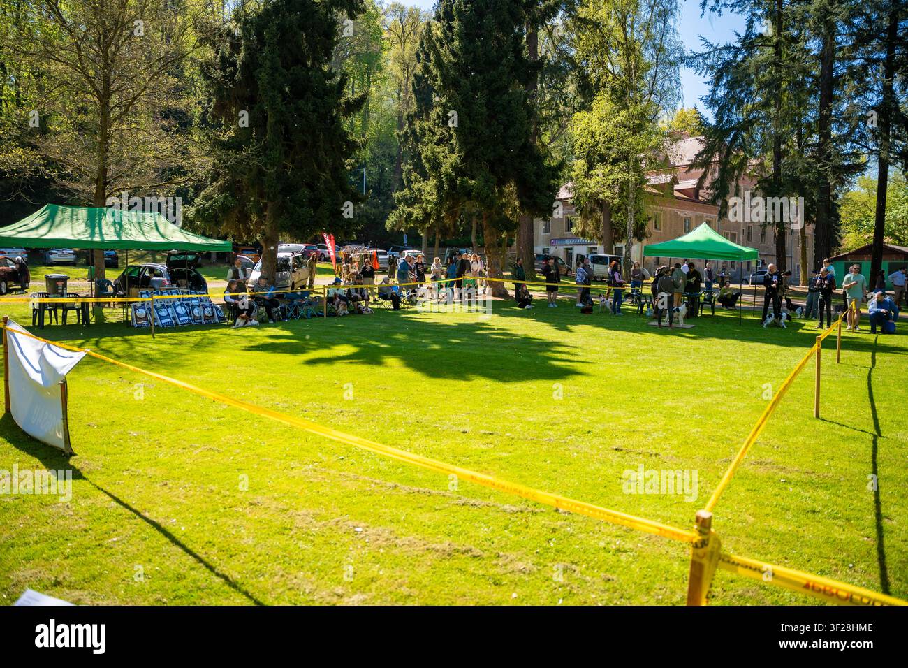 Konopiste, Tschechische Republik – 1. Mai 2025: Teilnehmer präsentieren Hunde während einer Hundeshow im Freien auf dem Gelände des Schlosses Konopiste. Hunde Stockfoto