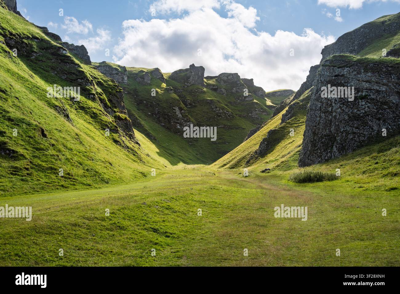 Winnats Pass ohne die Straße zeigt eine unberührte Kalksteinschlucht im Peak District Nationalpark, Derbyshire, England, mit grünen Felskämmen Stockfoto