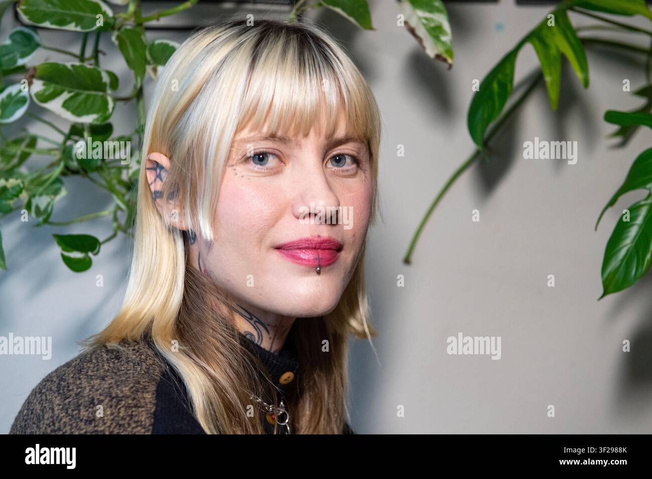 Porträt der Tätowierkünstlerin und Silberschmiedin Julia Lenoir, Austin, Texas, 3. Dezember 2025. (Foto von John Anderson) Stockfoto