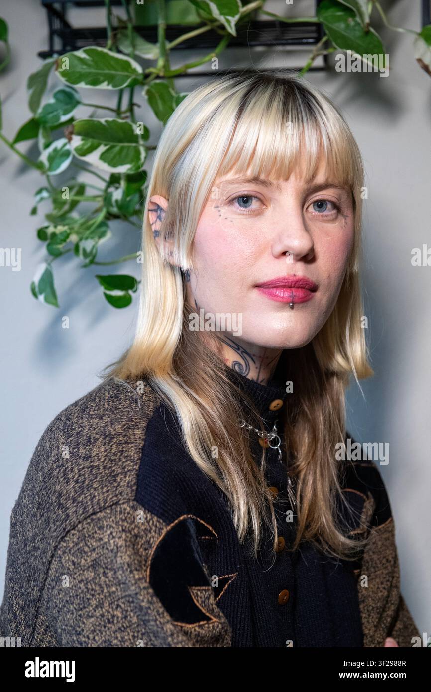 Porträt der Tätowierkünstlerin und Silberschmiedin Julia Lenoir, Austin, Texas, 3. Dezember 2025. (Foto von John Anderson) Stockfoto