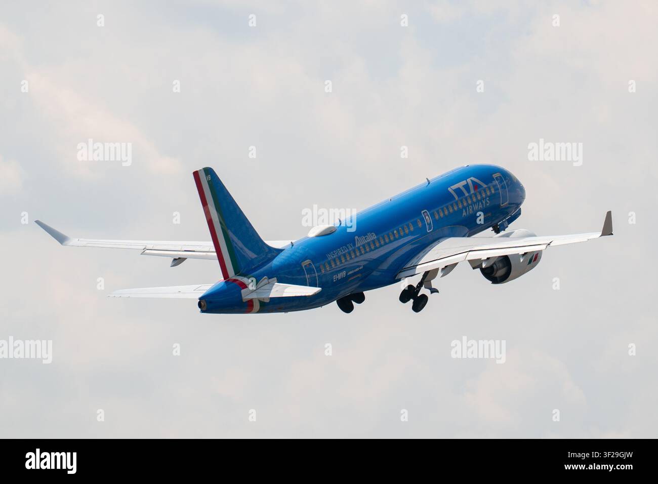 London, UK, 17. Juli 2026. Flugzeuge am London City Airport. EI-MVB ITA Airways Airbus A220-100. Credit:Stephen Keable/Alamy Live News Stockfoto