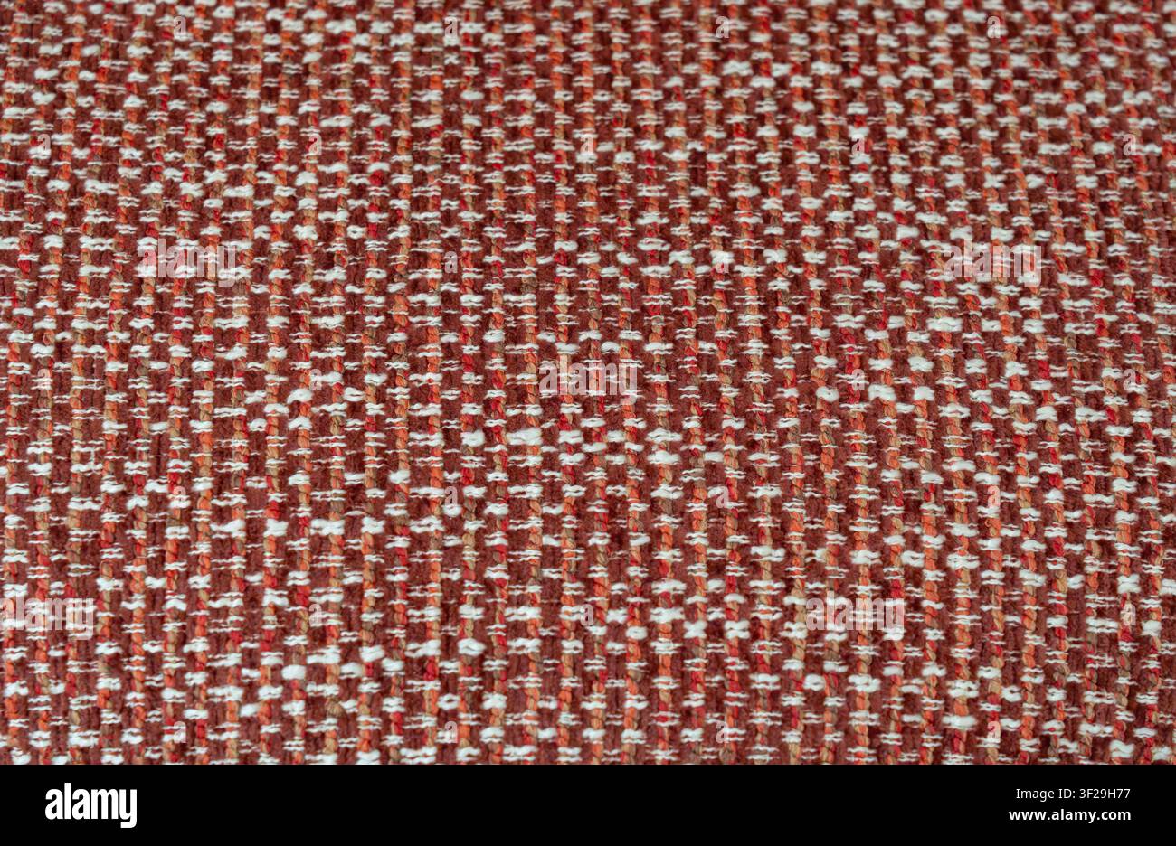 Nahaufnahme von rotem orangefarbenem gewebtem Stofftextur, Polstertextil-Hintergrund mit weißem gestreiftem Fadenmuster Stockfoto
