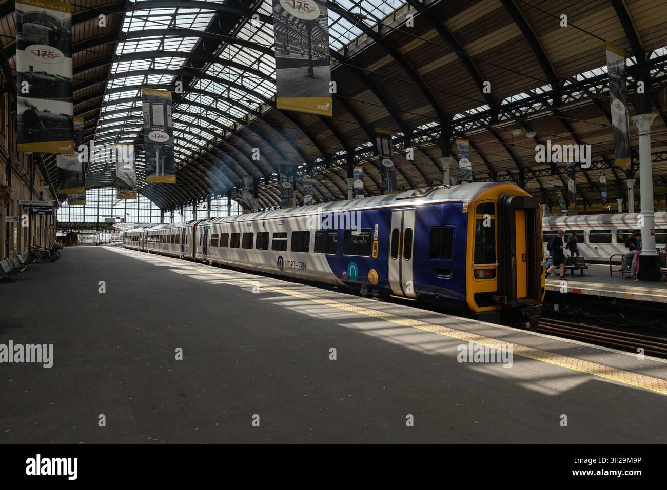 Northern Trains-Abfahrt nach Halifax vom Hull Paragon Stockfoto