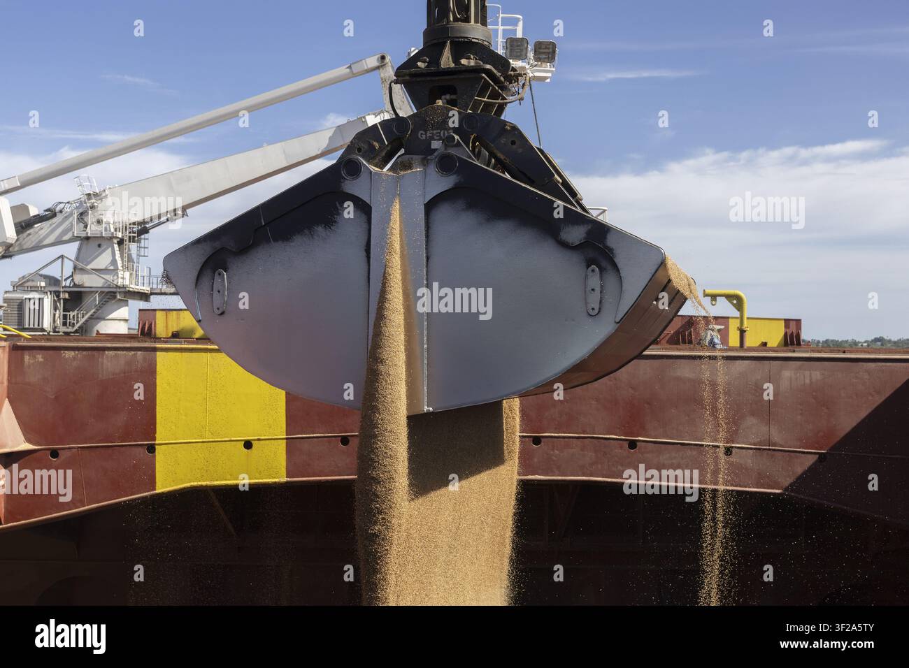 Ansicht eines großen Kran-Greifers, der Getreide in den Laderaum eines Frachtschiffs im Hafen von Kilindini in Mombasa, Kwale County, Kenia entlädt. Stockfoto