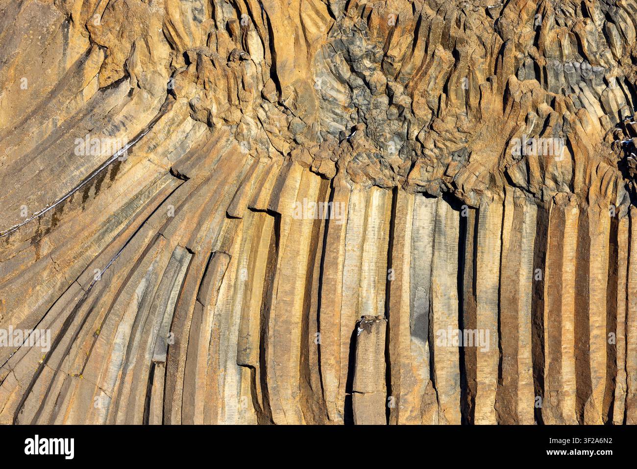 Basalt Säulen am Aldeyjarfoss-Wasserfall, Island. Die Säulen entstanden vor etwa 9000 Jahren aus abkühlendem Magma eines vulkanischen Ereignisses. Island. Stockfoto