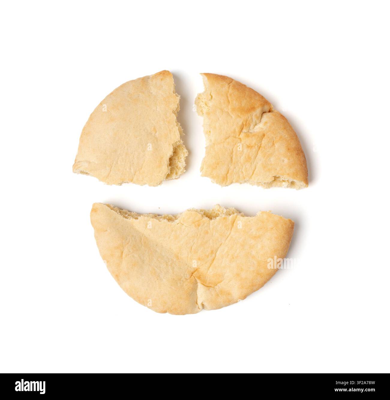 Fladenbrot isoliert, gebrochenes Weizen-Pitta-Fladenbrot, auch bekannt als arabisches Brot, geschnittener Chapati, griechisches Pita-Naan, Khubz oder Tortilla auf weißem Hintergrund Stockfoto