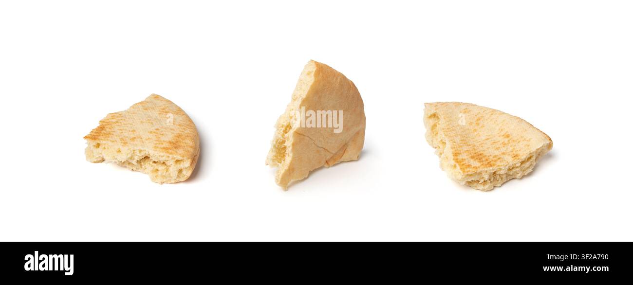 Fladenbrot isoliert, gebrochenes Weizen-Pitta-Fladenbrot, auch bekannt als arabisches Brot, geschnittener Chapati, griechisches Pita-Naan, Khubz oder Tortilla auf weißem Hintergrund Stockfoto