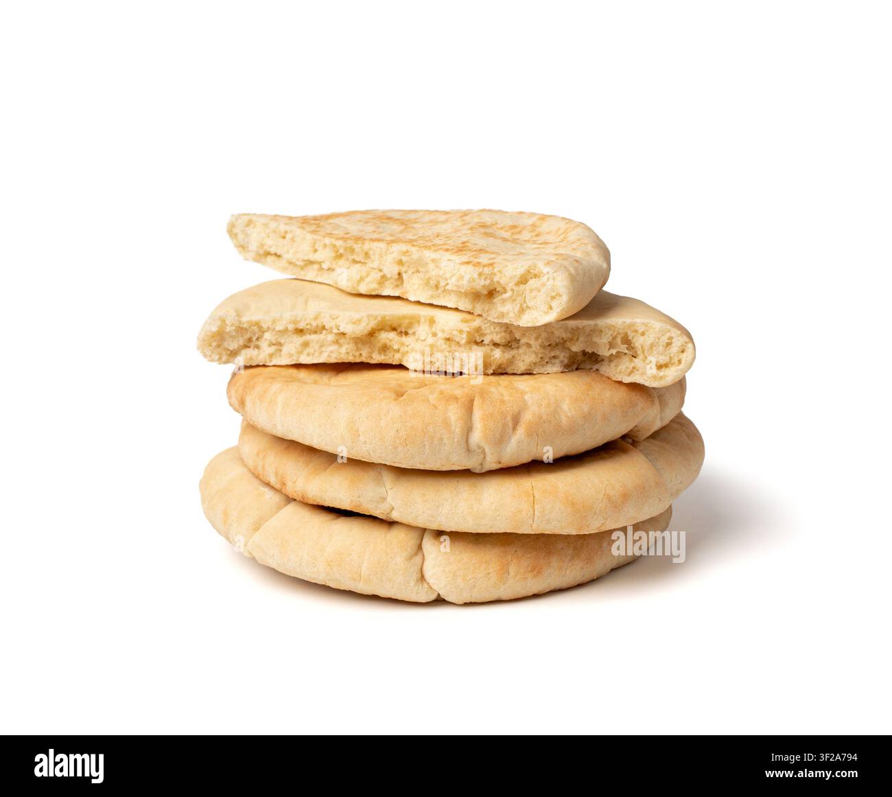 Isolierter Stapel aus Pita-Fladenbrot, zerbrochenes Weizen-Pitta-Fladenbrot, auch bekannt als arabisches Brot, geschnittener Chapati, griechische Pita-Naan, Khubz oder Tortilla auf weißem Hintergrund Stockfoto