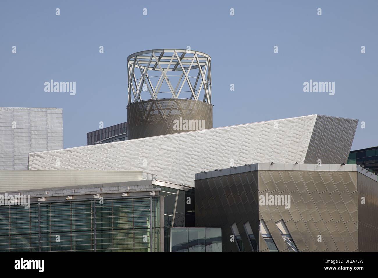 Eine geometrische Komposition, die die unterschiedlichen architektonischen Texturen und metallischen Formen des Lowry-Theatergebäudes vor einem klaren blauen Himmel hervorhebt. Stockfoto