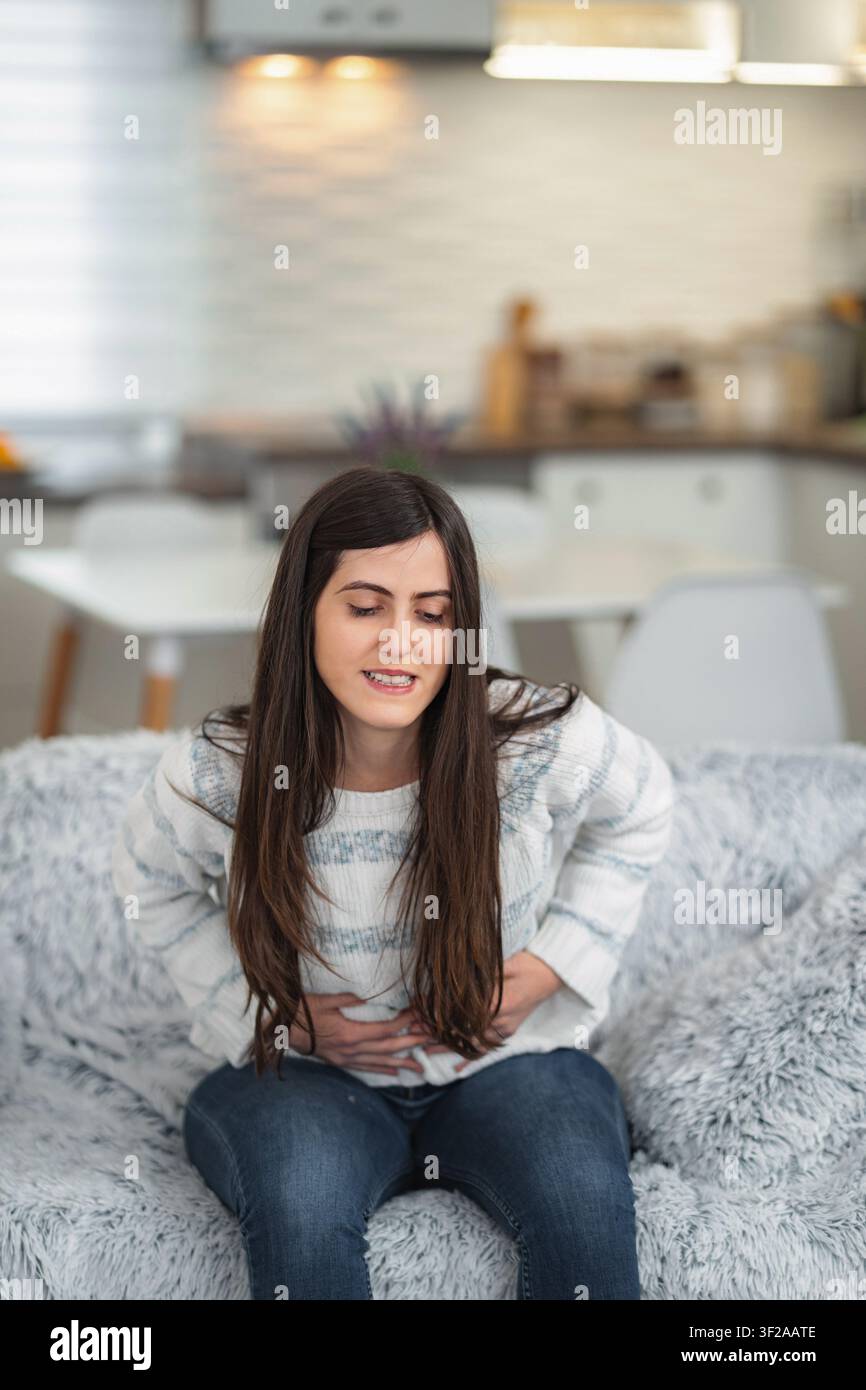 Frau mit starken Bauchschmerzen und Magenschmerzen Stockfoto