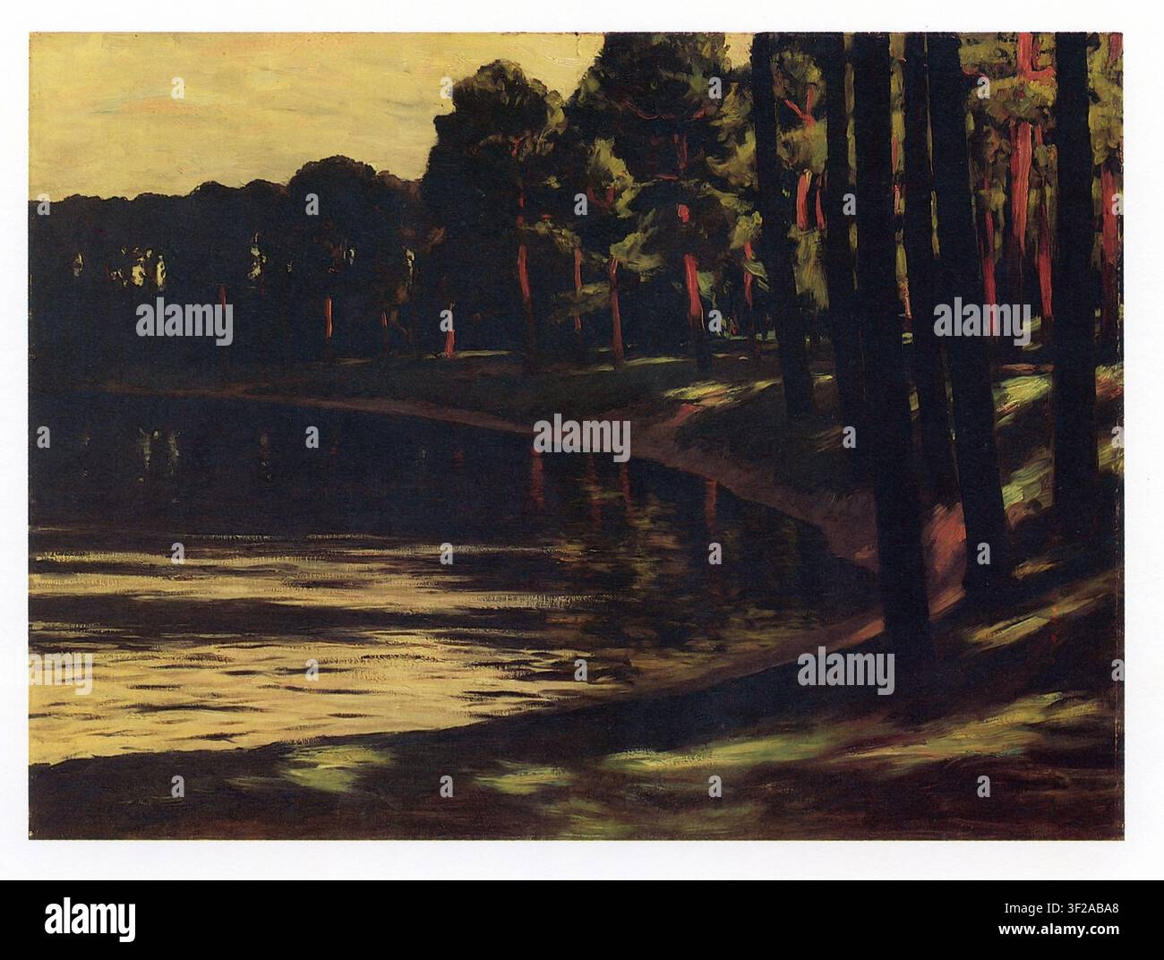 Walter Leistikow, Grunewaldsee, eine Biegung des Sees, umgeben von einem dichten Kiefernwald; Dämmerung, tiefe Schatten fallen auf den sandigen Uferrand und das Wasser Stockfoto