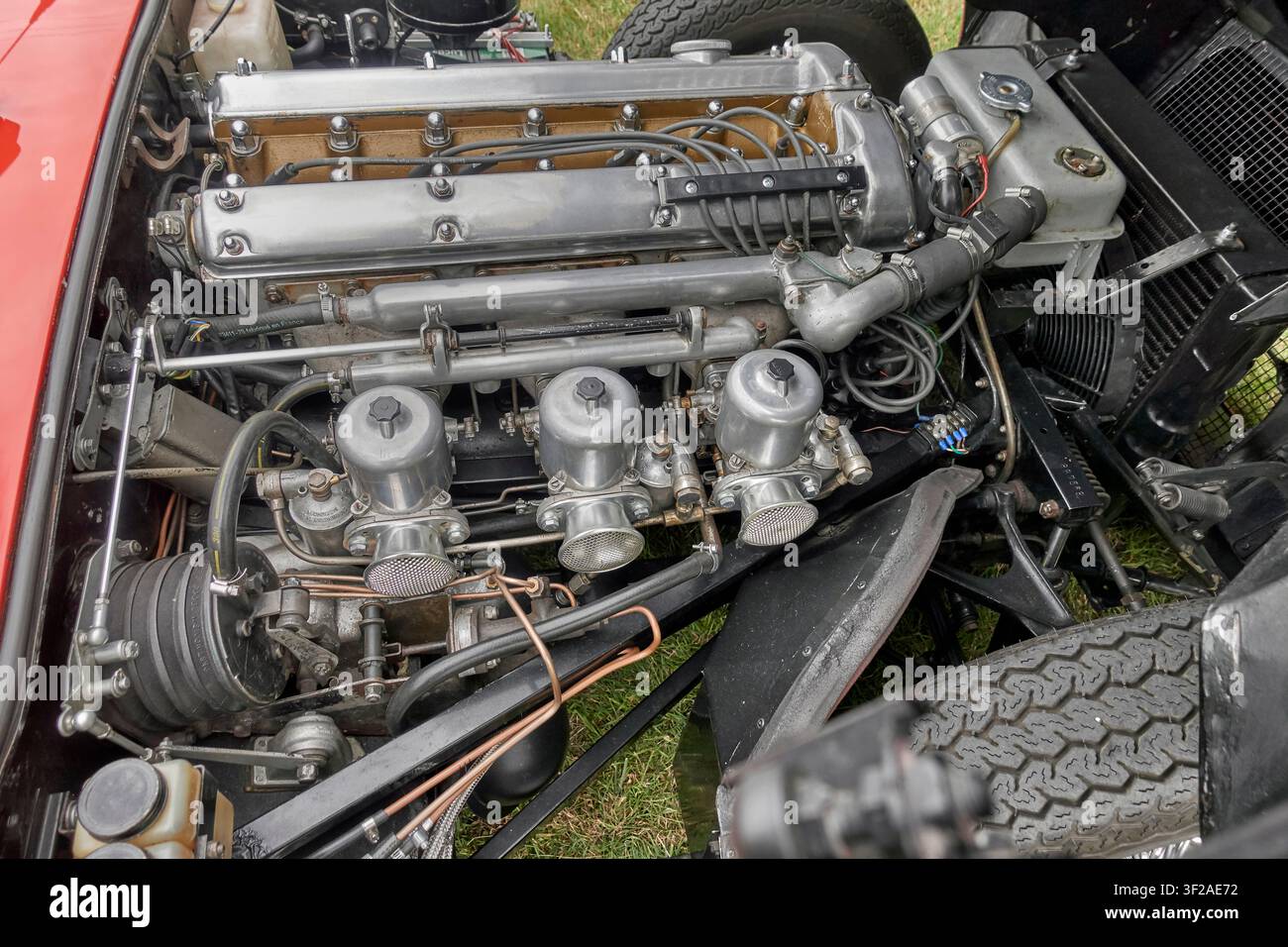 Jaguar XKE-Motor. Klassischer Jaguar E-Type, Serie 1, legendärer britischer Sportwagenmotor von 1963. Stockfoto