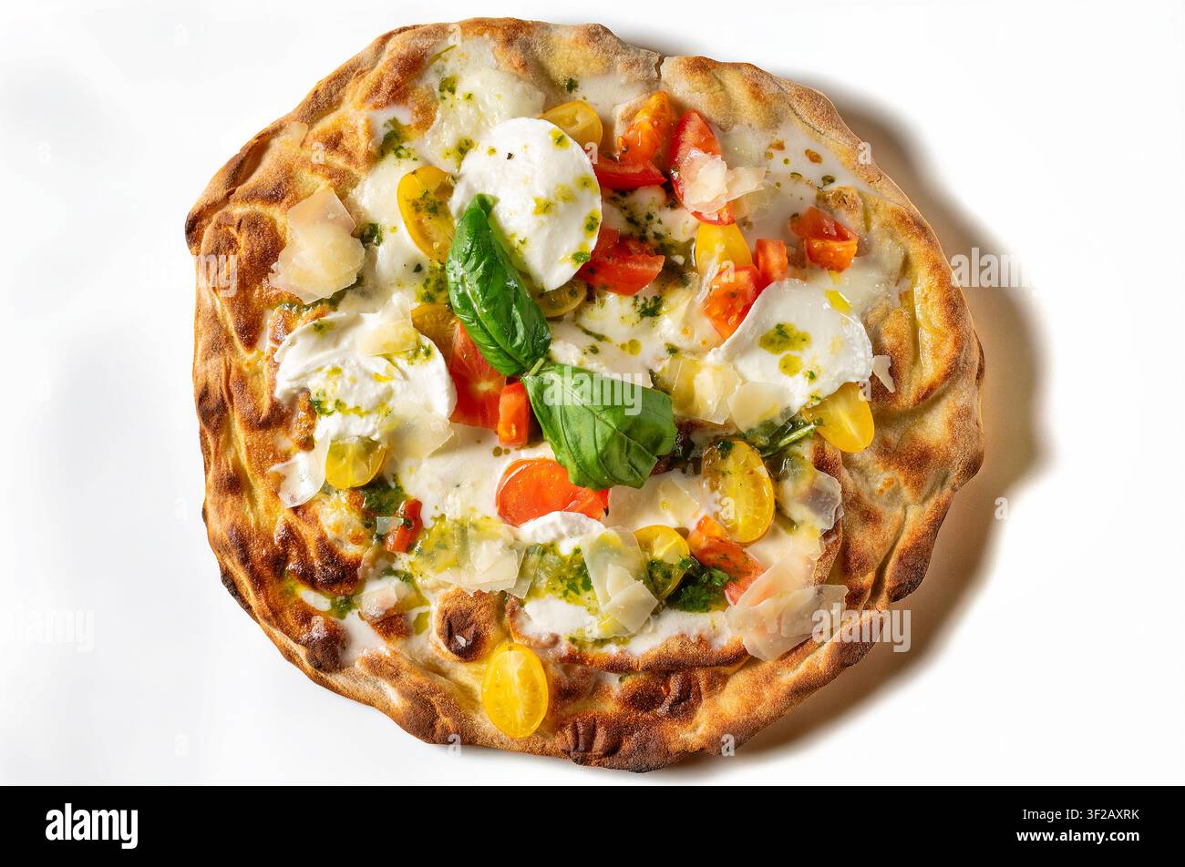 Vegetarische Weißpizza belegt mit cremiger Burrata, Mozzarella, Kirschtomaten, Parmesanflocken, frischem Basilikum und extra vergine Olivenöl Stockfoto