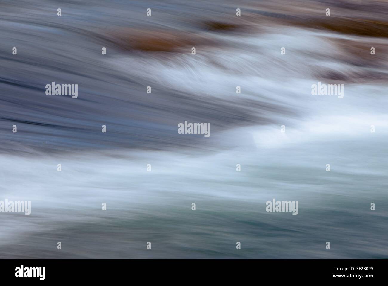 Wasser, verschwommen durch Kamerabewegung, blaue und weiße Wellen, Schönheit in der Natur mit texturiertem Hintergrund. Stockfoto