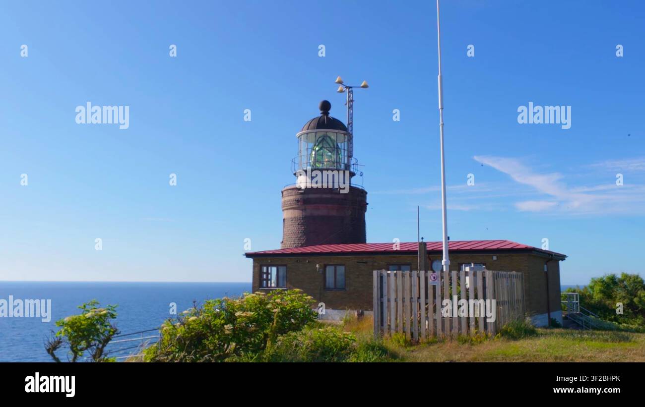 Der historische Kullen-Leuchtturm steht auf einer schroffen Felsklippe mit Blick auf das Meer im Kullaberg-Naturreservat, Schweden. Stockfoto
