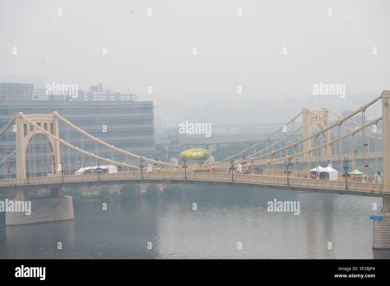 Pittsburgh, Vereinigte Staaten. 17. Juli 2026. Rauch von Waldbränden in Kanada verursacht eine Dunstschicht über der Andy-Warhol-Brücke in Pittsburgh am Freitag, dem 17. Juli 2026. Foto von Archie Carpenter/UPI. Credit: UPI/Alamy Live News Stockfoto